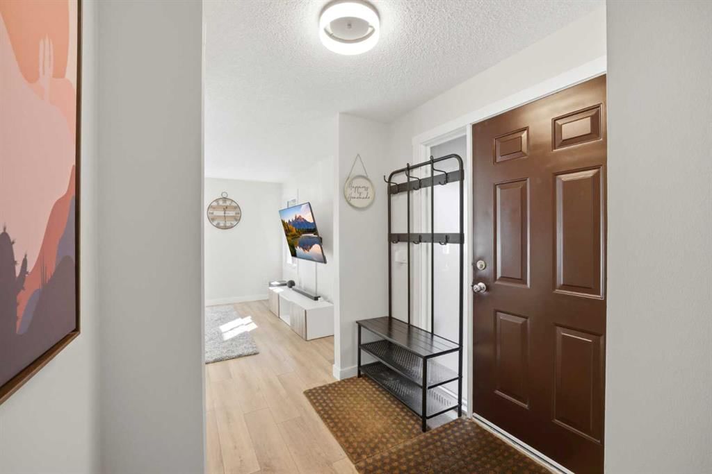107 Wood Oak Way SW, Calgary — photo 3 of 50
