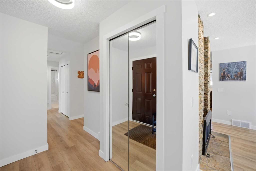 107 Wood Oak Way SW, Calgary — photo 4 of 50