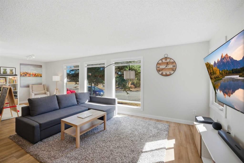 107 Wood Oak Way SW, Calgary — photo 5 of 50