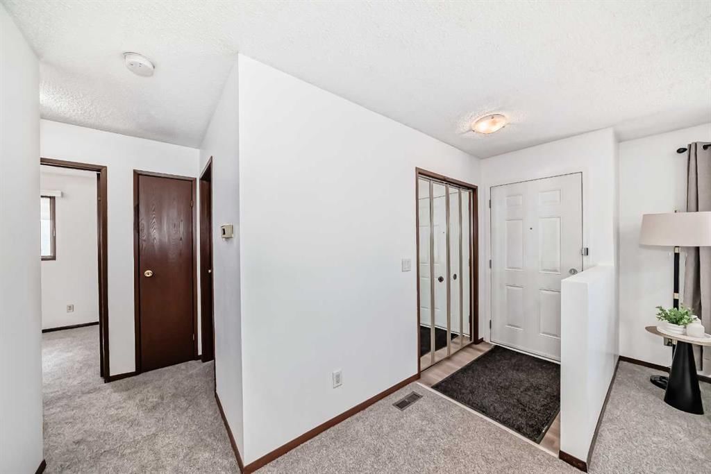 6735 Temple Drive NE, Calgary — photo 3 of 45