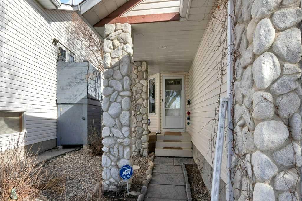 14712 Mt Mckenzie Drive SE, Calgary — photo 3 of 33