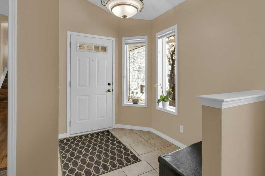14712 Mt Mckenzie Drive SE, Calgary — photo 4 of 33