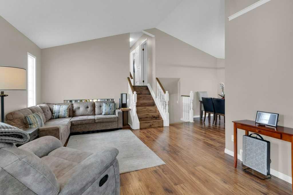 14712 Mt Mckenzie Drive SE, Calgary — photo 5 of 33