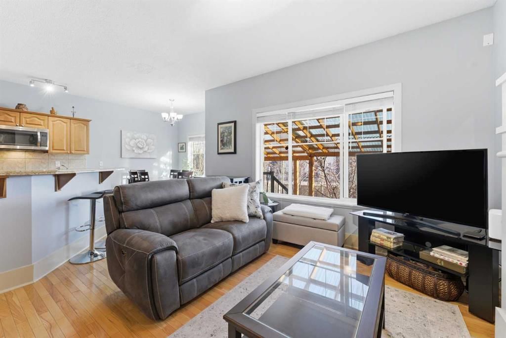 129 Cougartown Circle SW, Calgary — photo 4 of 31