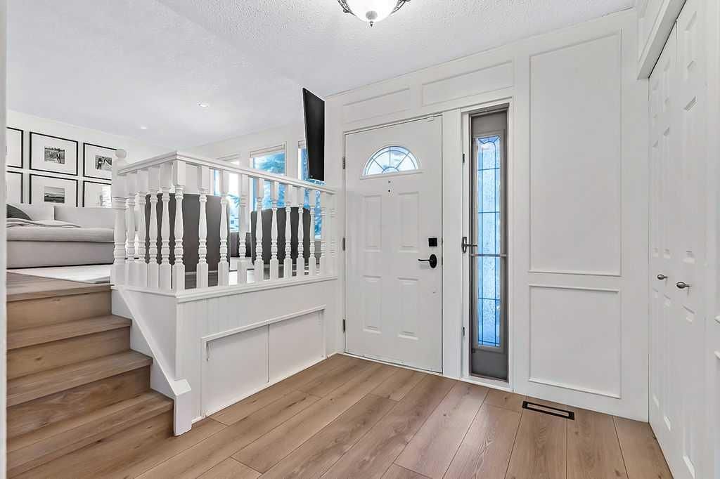 171 Woodridge Place SW, Calgary — photo 3 of 45