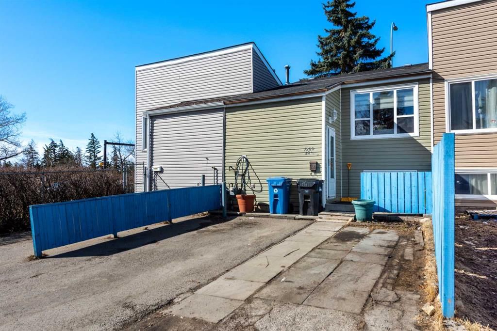 1209 52A Street SE, Calgary — photo 2 of 35