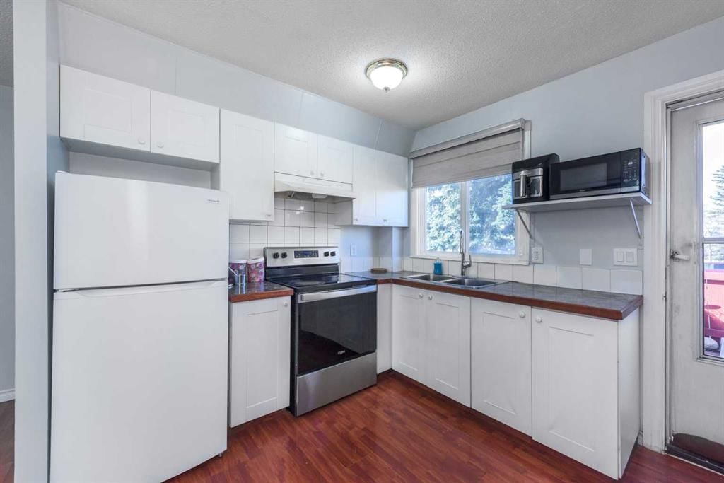 1209 52A Street SE, Calgary — photo 3 of 35
