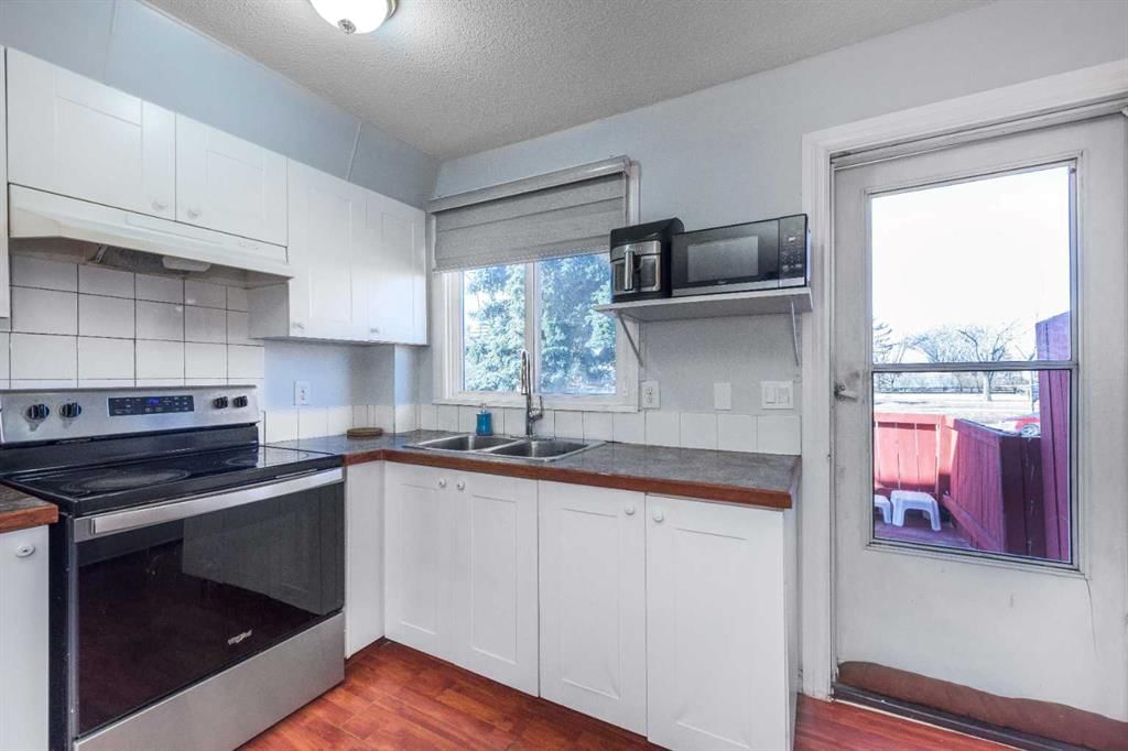 1209 52A Street SE, Calgary — photo 4 of 35
