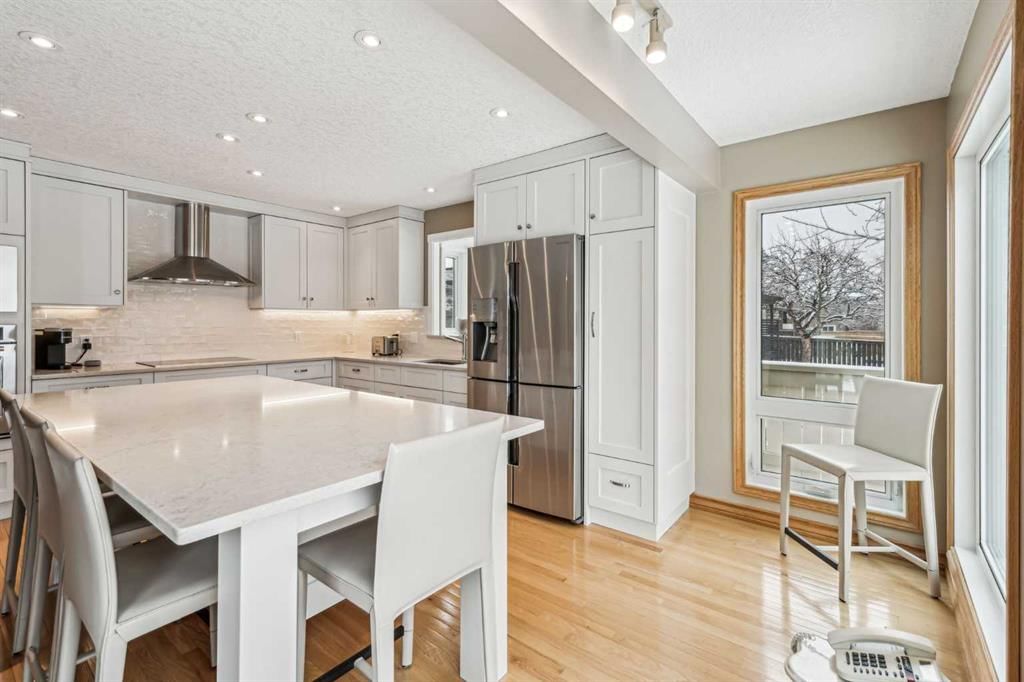 27 Woodacres Way SW, Calgary — photo 4 of 38