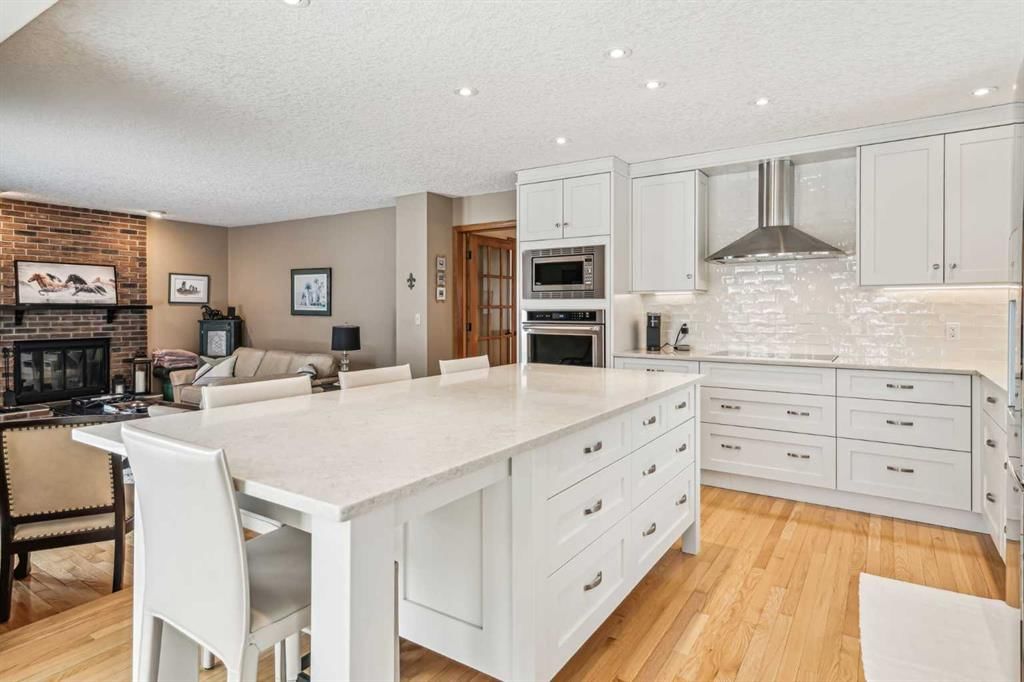 27 Woodacres Way SW, Calgary — photo 5 of 38