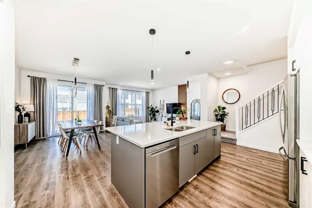 12 Magnolia Crescent SE, Calgary — photo 4 of 35