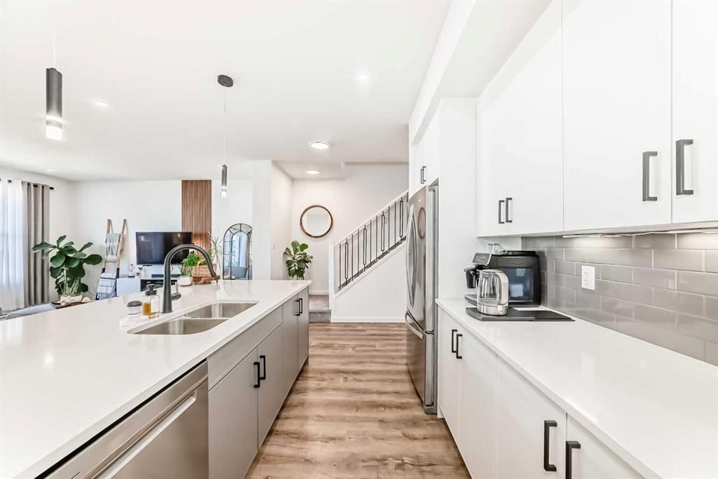 12 Magnolia Crescent SE, Calgary — photo 5 of 35