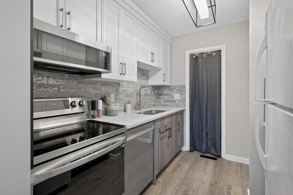 3627 Cedarille Drive SW, Calgary — photo 4 of 32