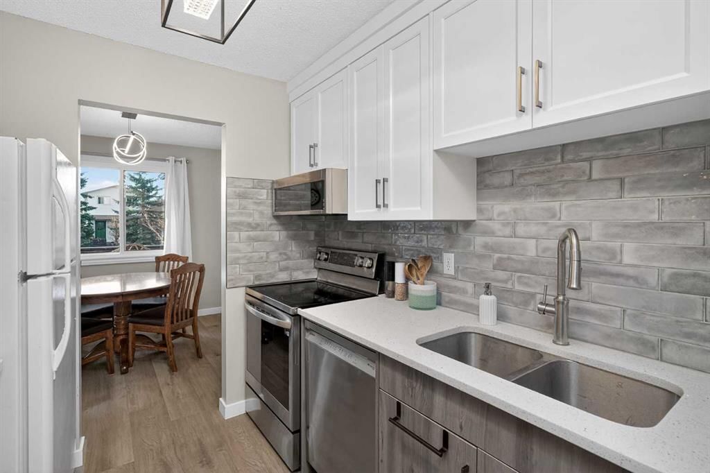 3627 Cedarille Drive SW, Calgary — photo 5 of 32