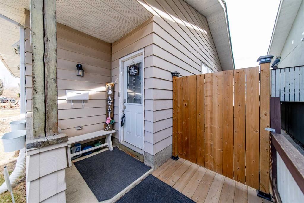 7836 20A Street SE, Calgary — photo 3 of 21