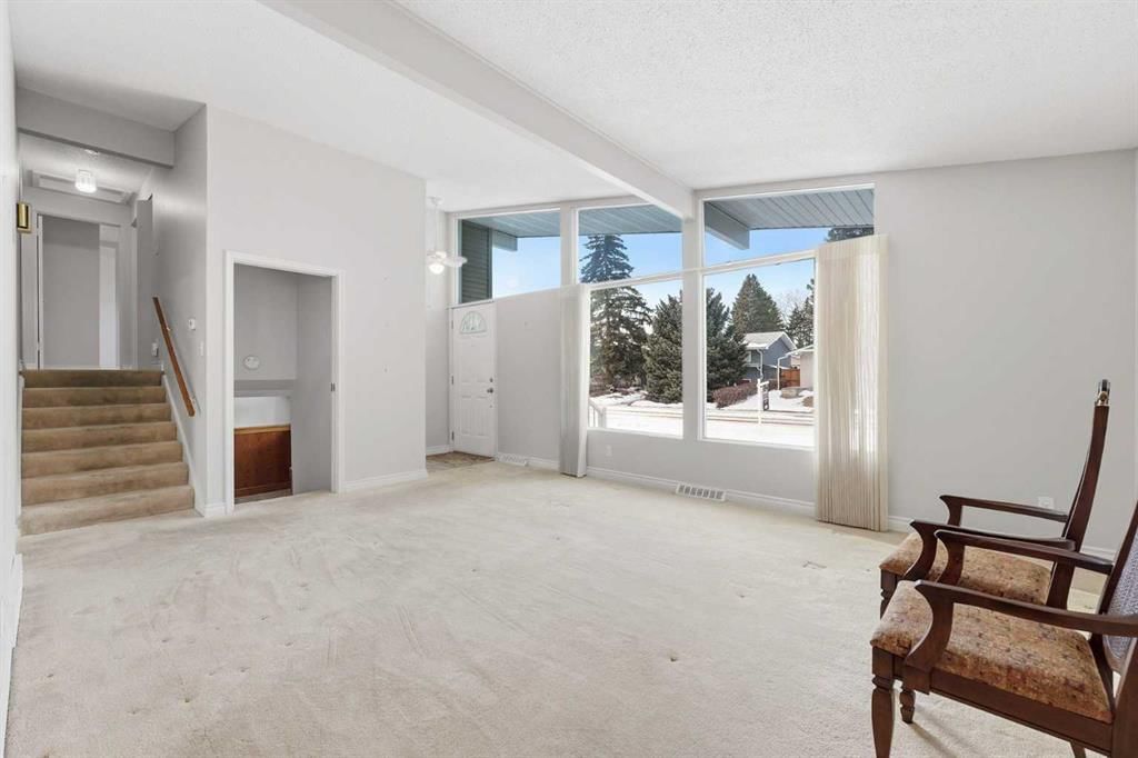 4804 Brockington Road NW, Calgary — photo 5 of 37