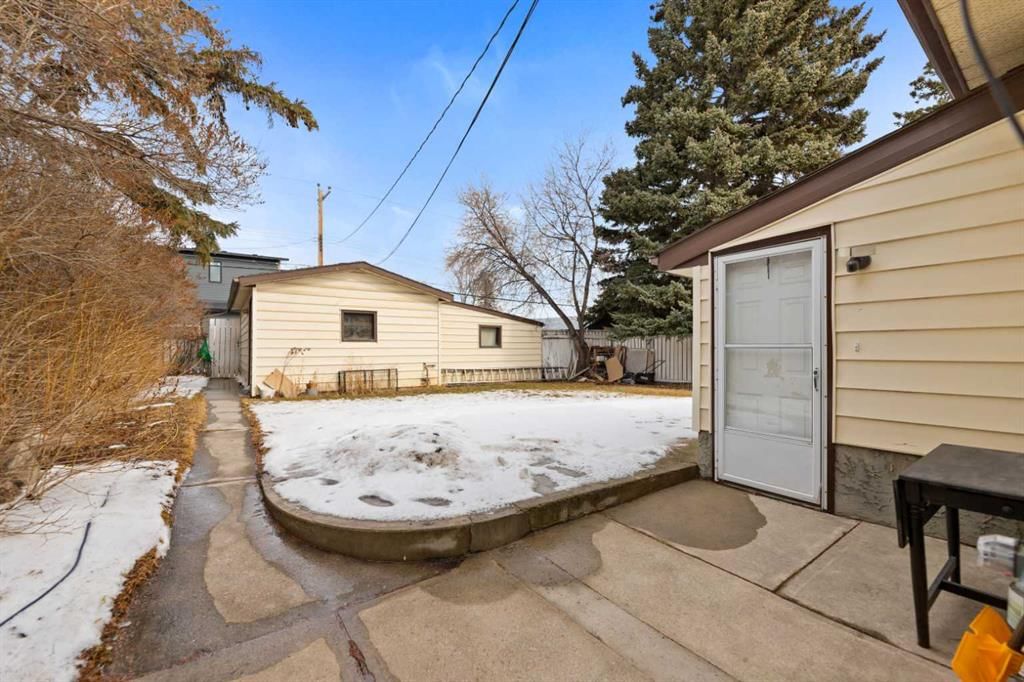 818 68 Avenue SW, Calgary — photo 4 of 22