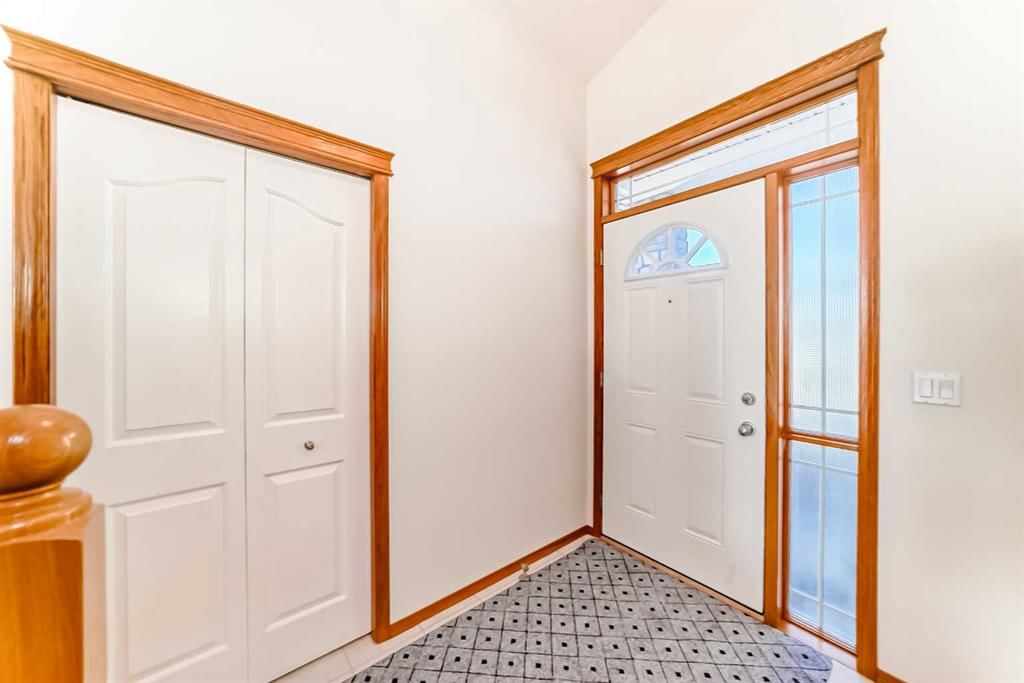 160 Cougartown Close SW, Calgary — photo 4 of 50