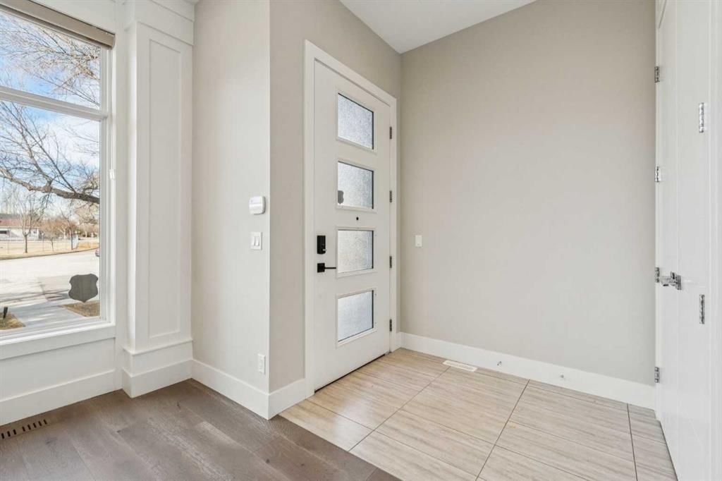 1104A Regent Crescent NE, Calgary — photo 4 of 46