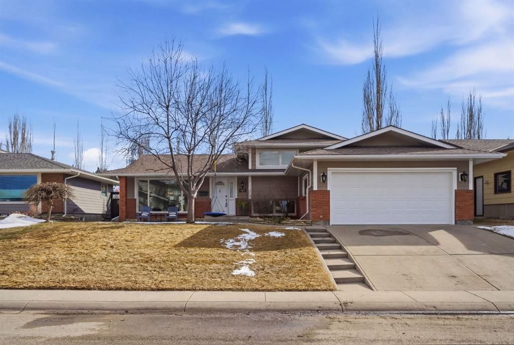 863 Lake Lucerne Drive SE, Calgary — main listing photo