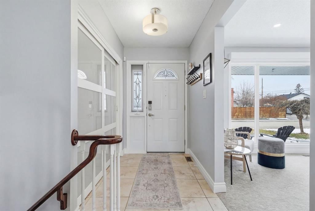 863 Lake Lucerne Drive SE, Calgary — photo 3 of 50