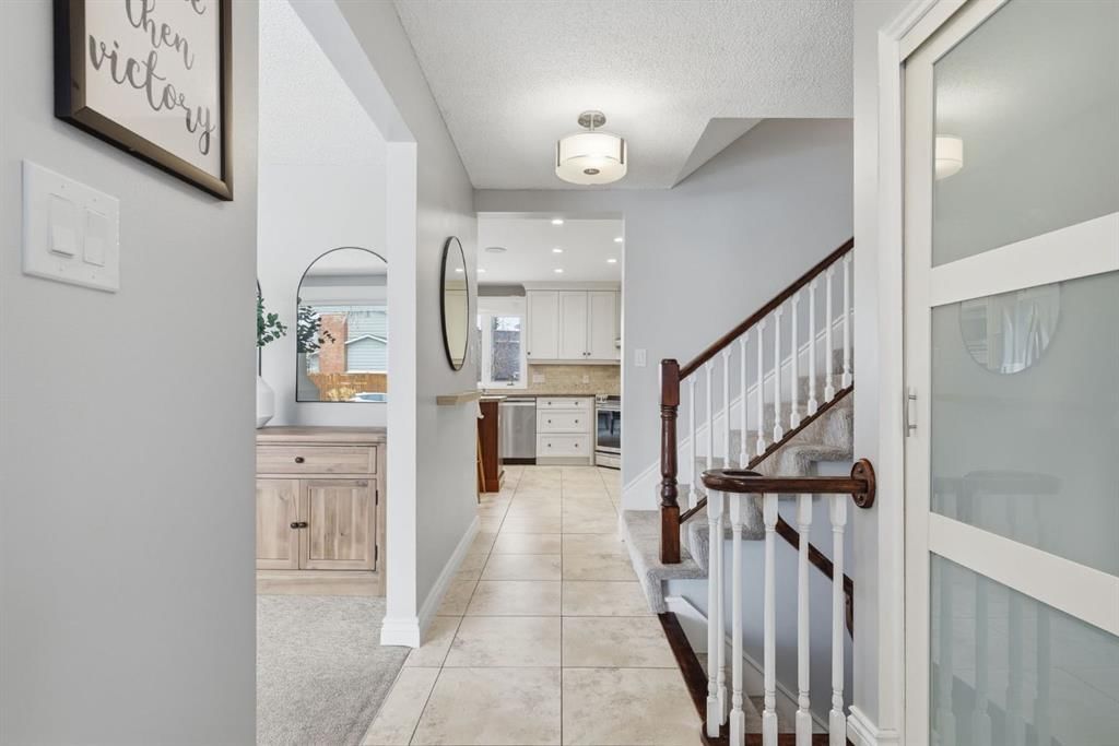 863 Lake Lucerne Drive SE, Calgary — photo 4 of 50