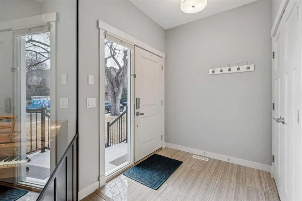 127 34 Street NW, Calgary — photo 2 of 34