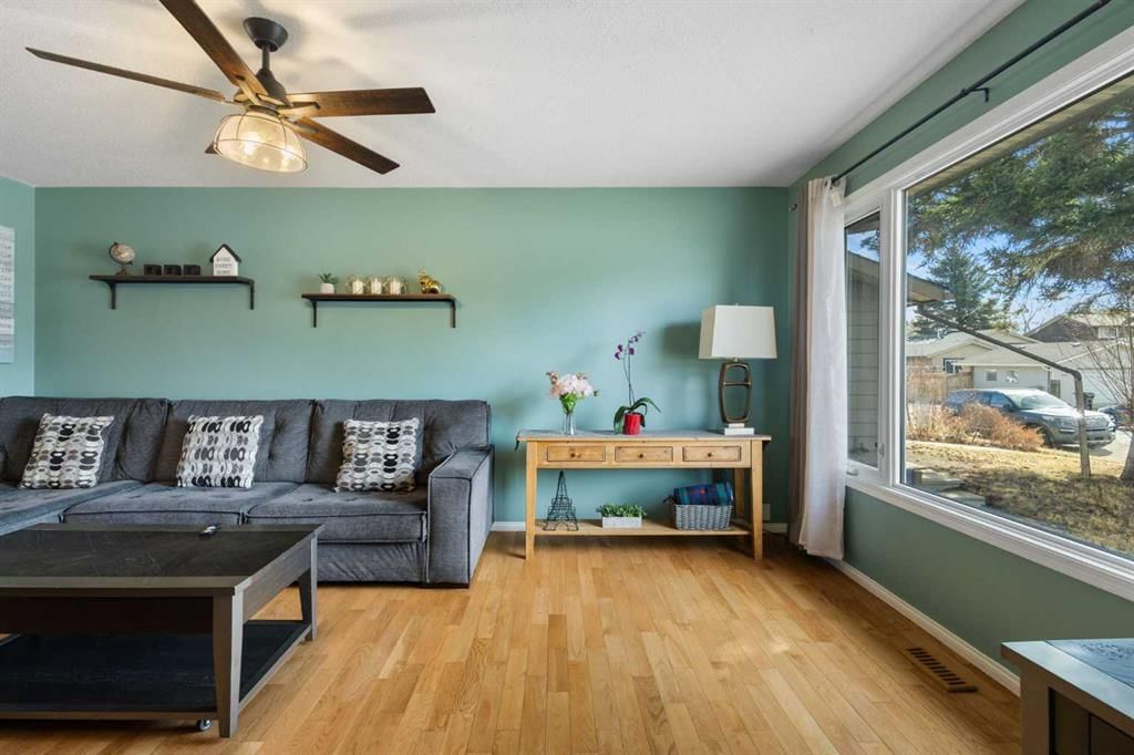 16 Midridge Gardens SE, Calgary — photo 3 of 41