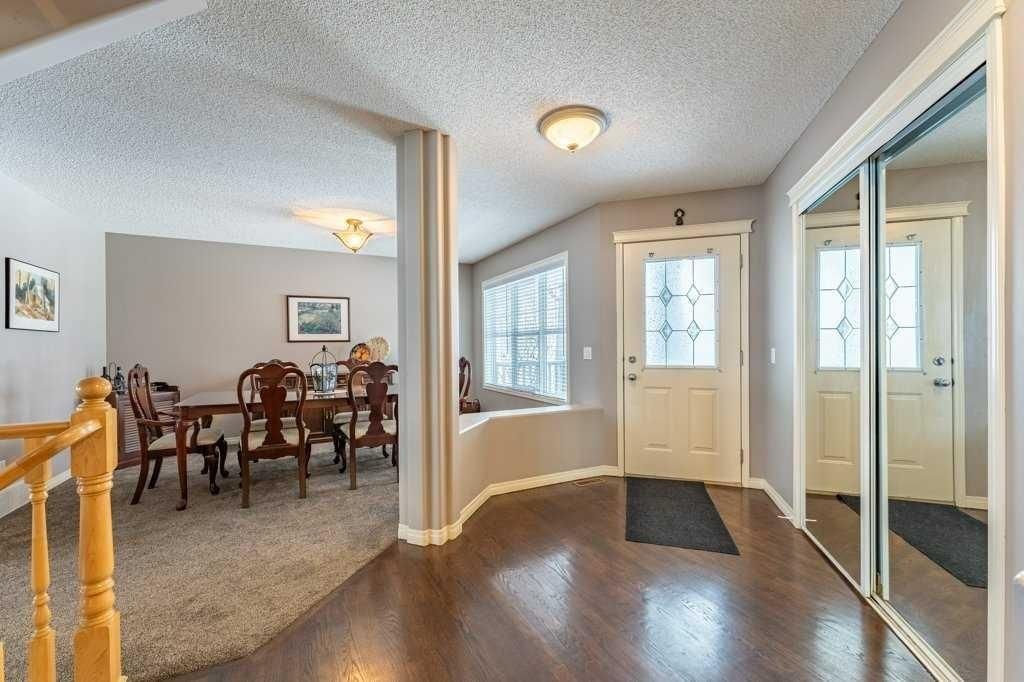 62 Springbluff Boulevard SW, Calgary — photo 2 of 50