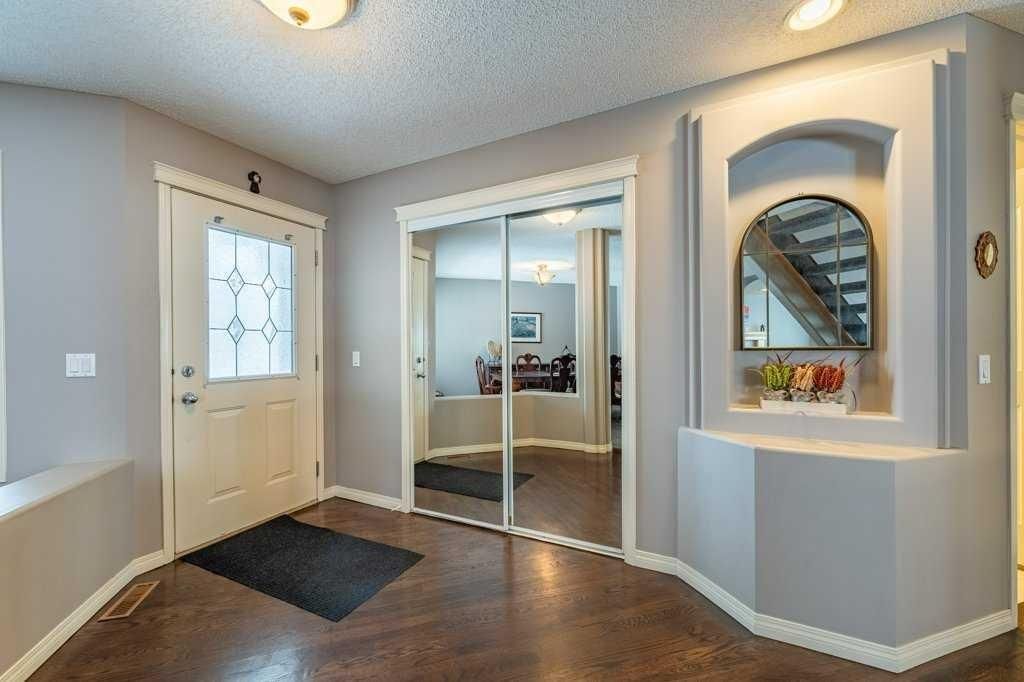 62 Springbluff Boulevard SW, Calgary — photo 3 of 50