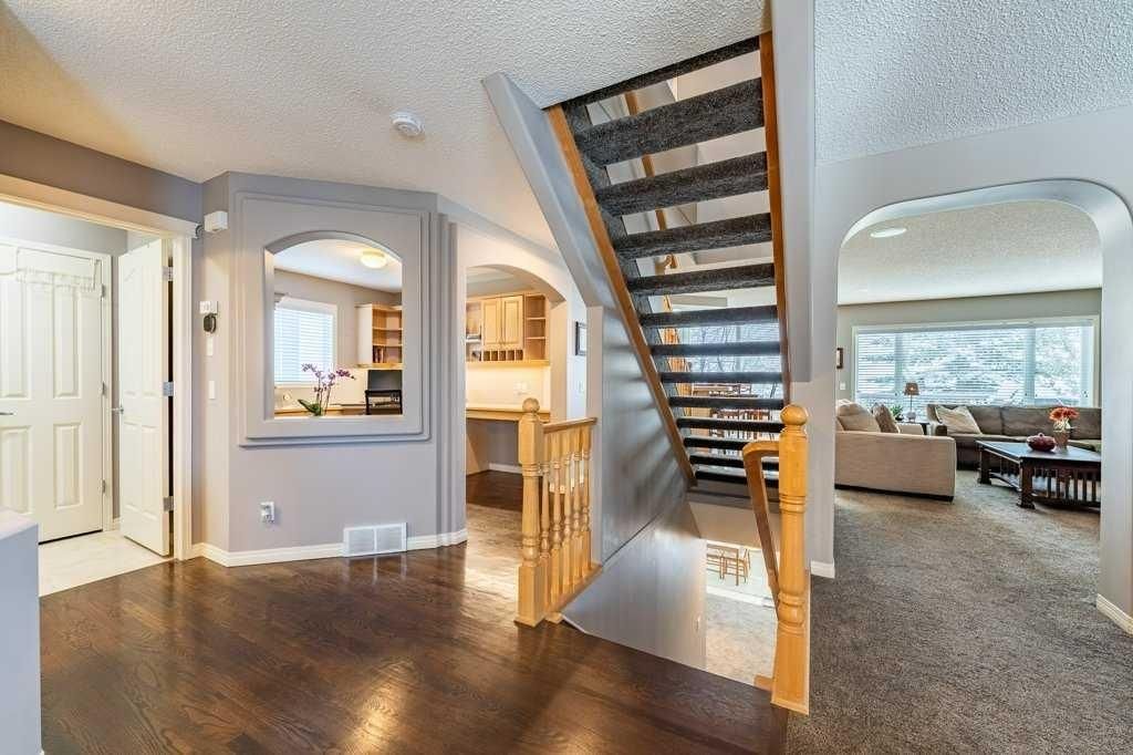 62 Springbluff Boulevard SW, Calgary — photo 4 of 50