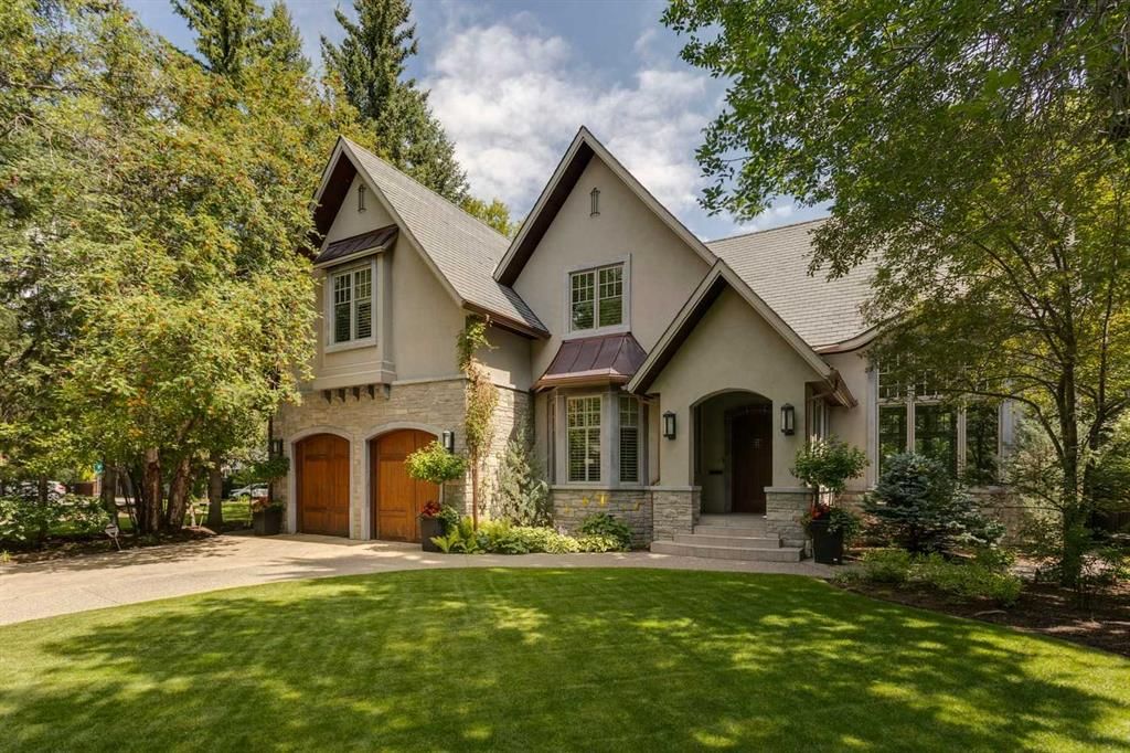 2704 Montcalm Crescent SW, Calgary — main listing photo
