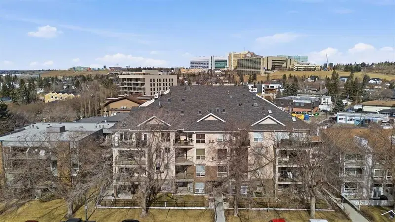 406, 3412 Parkdale Boulevard NW, Calgary — main listing photo