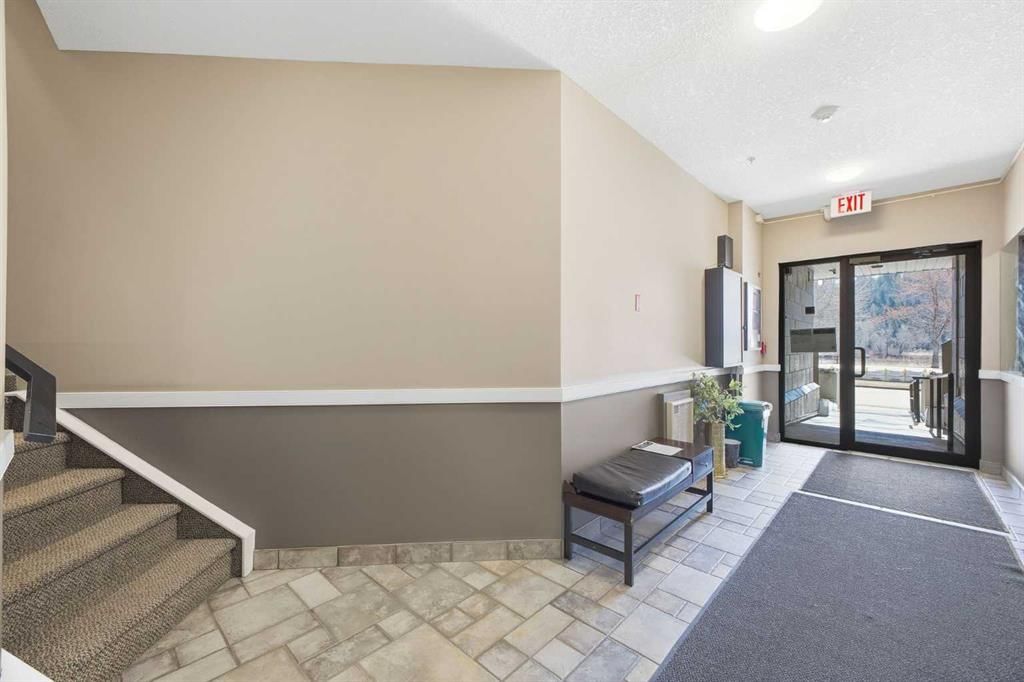 406, 3412 Parkdale Boulevard NW, Calgary — photo 2 of 32