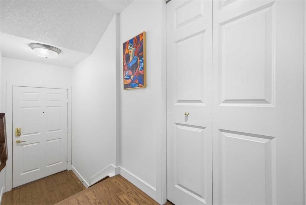 406, 3412 Parkdale Boulevard NW, Calgary — photo 3 of 32