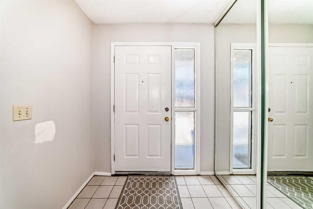 226 Coachway Lane SW, Calgary — photo 3 of 28
