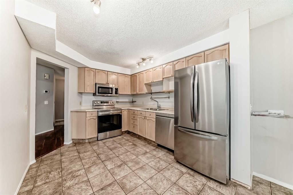 226 Coachway Lane SW, Calgary — photo 4 of 28