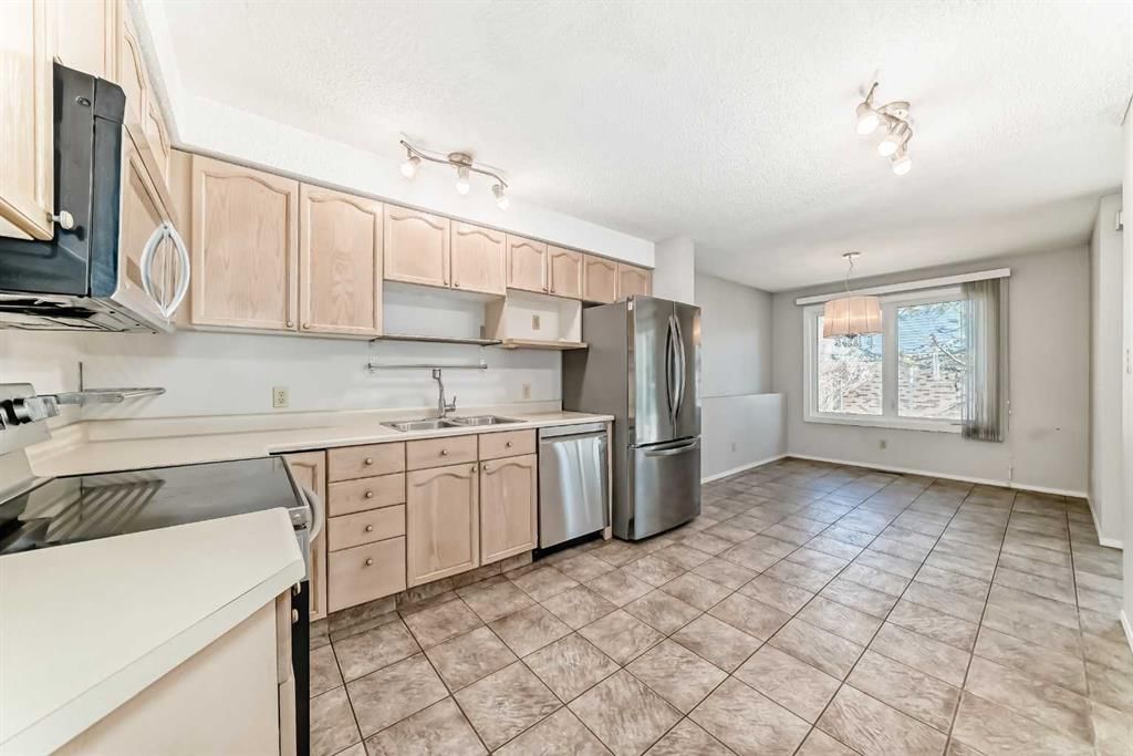226 Coachway Lane SW, Calgary — photo 5 of 28