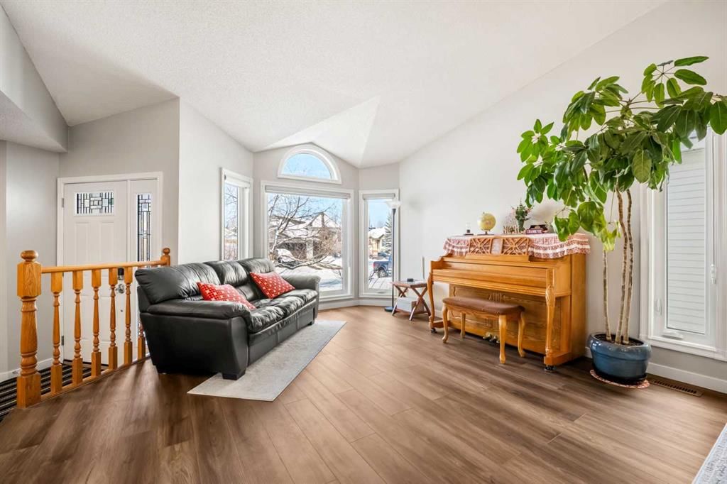 412 Hawkland Place NW, Calgary — photo 4 of 48