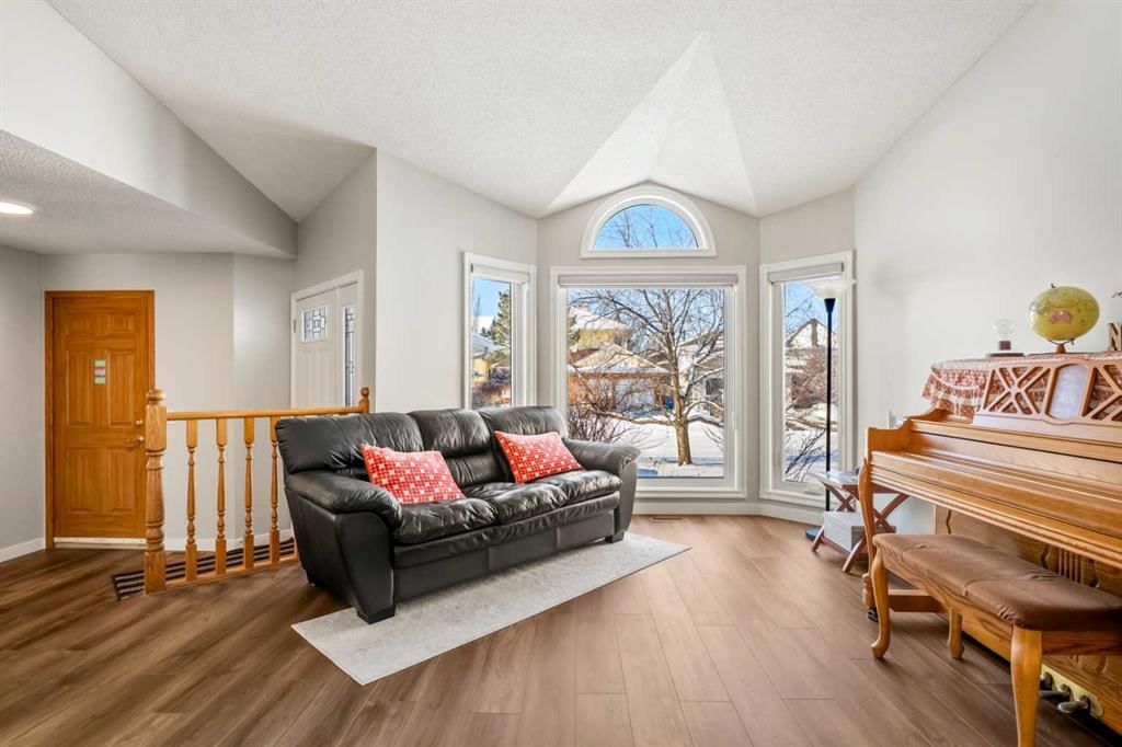412 Hawkland Place NW, Calgary — photo 5 of 48