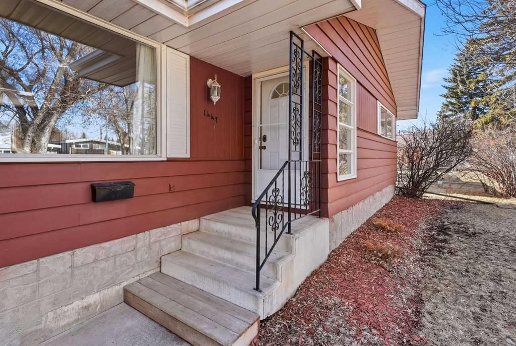 1447 Northmount Drive NW, Calgary — photo 3 of 50