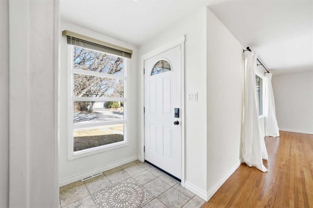 1447 Northmount Drive NW, Calgary — photo 4 of 50