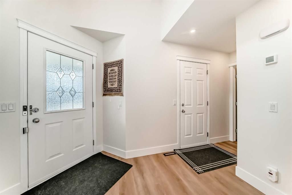 94 Cougar Plateau Way SW, Calgary — photo 5 of 49
