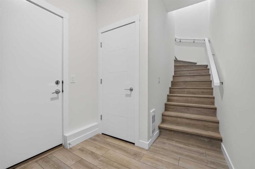 604 Sovereign Common SW, Calgary — photo 4 of 30
