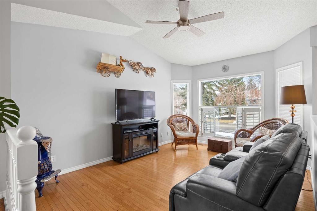1331 Sunvista Way SE, Calgary — photo 3 of 39