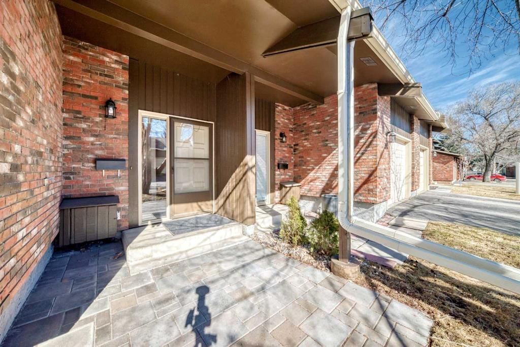 33, 10001 Brookpark Boulevard SW, Calgary — photo 2 of 27