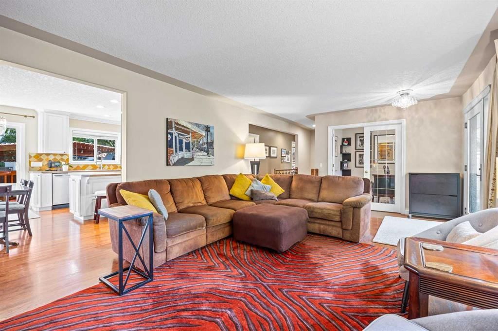 15 Wilshire Place SW, Calgary — photo 4 of 43