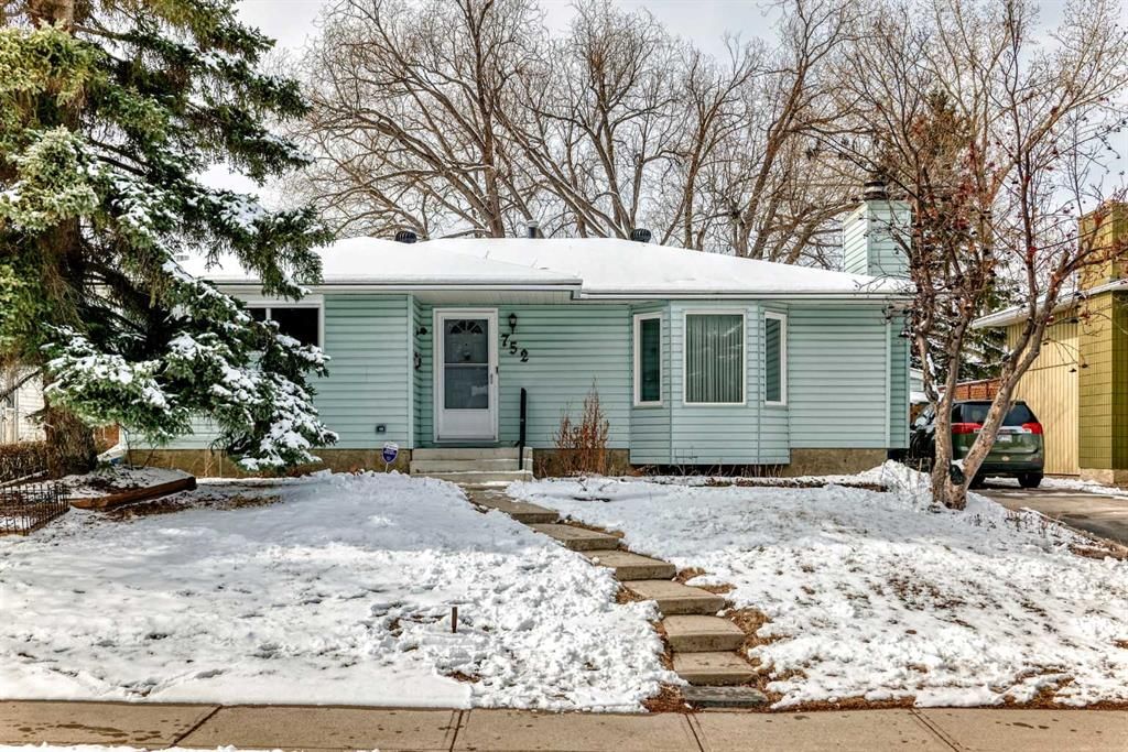 752 Cedarille Way SW, Calgary — main listing photo