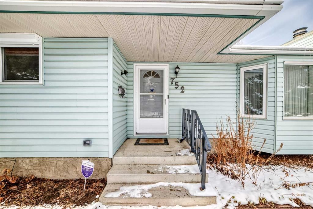 752 Cedarille Way SW, Calgary — photo 2 of 48