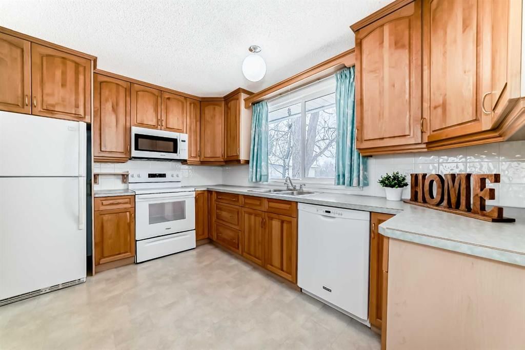 752 Cedarille Way SW, Calgary — photo 4 of 48
